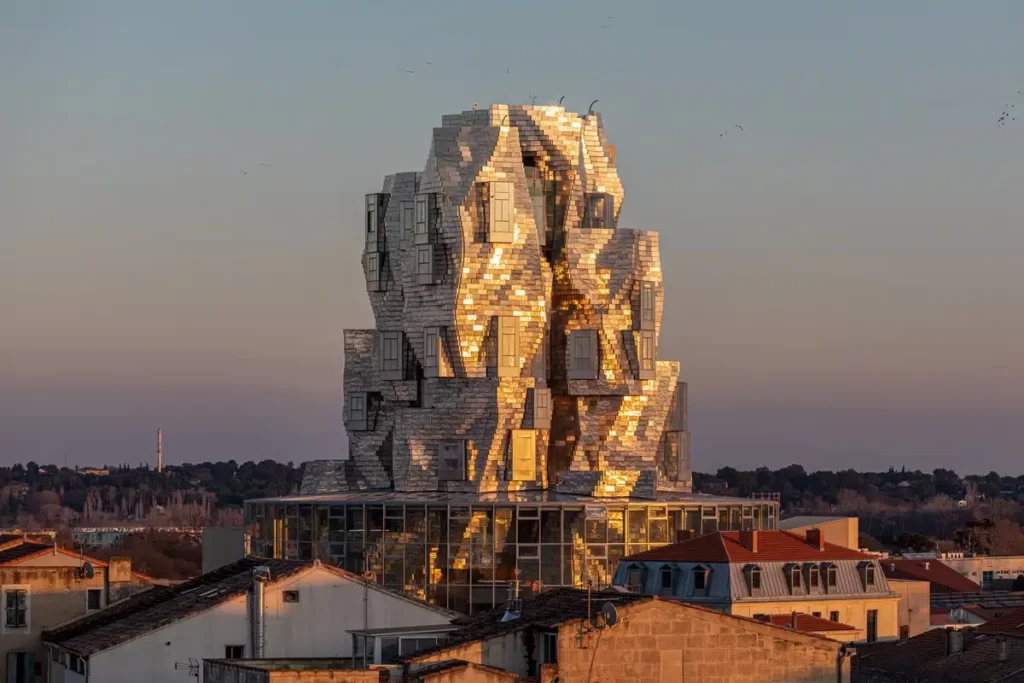 La tour Luma au coucher du soleil